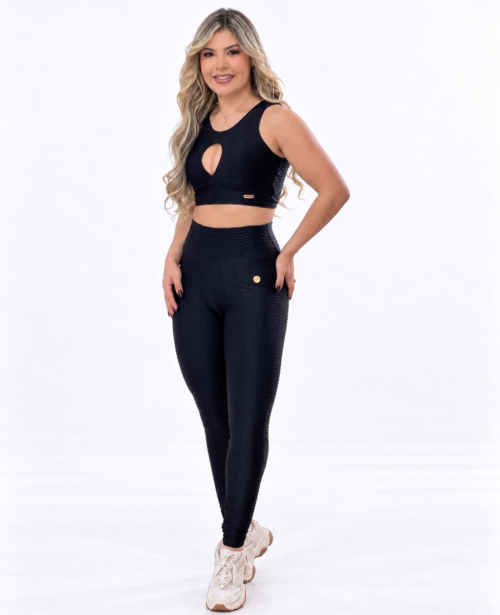 Legging Cintura Alta Preta Texturizado 3D em vista lateral