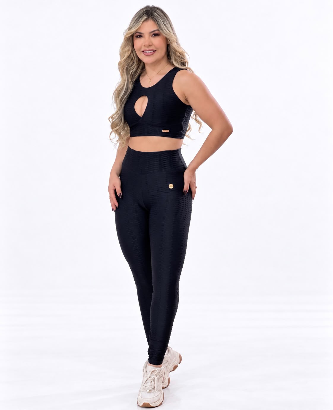 Legging Cintura Alta Preta Texturizado 3D em vista lateral