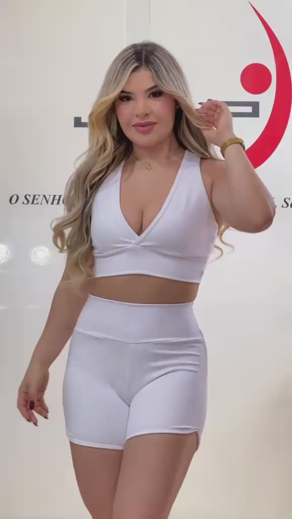 Short Cintura Alta Branco Logo Risca de Giz em vídeo
