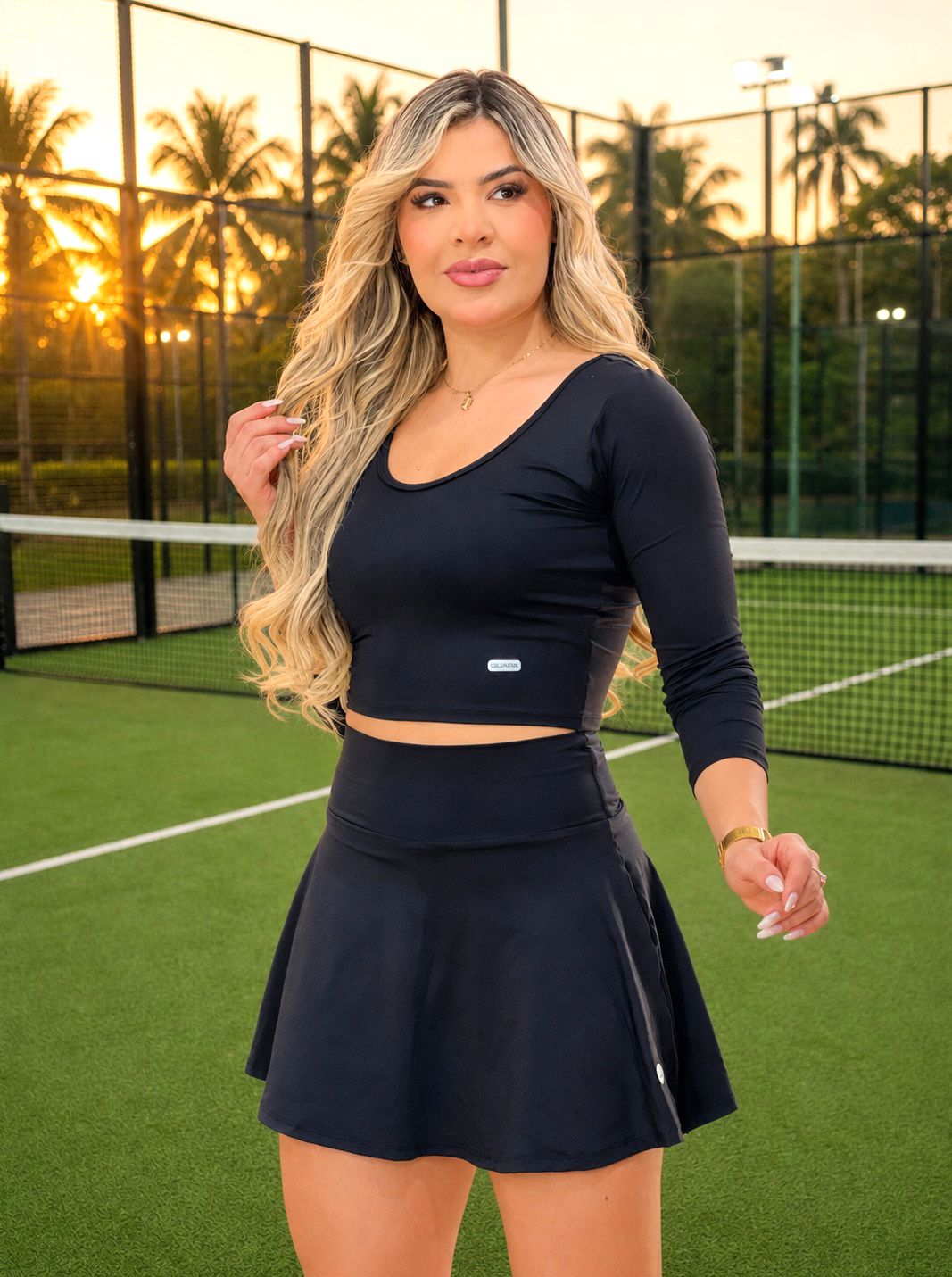 Short-saia preto combinado com o cropped de manga longa