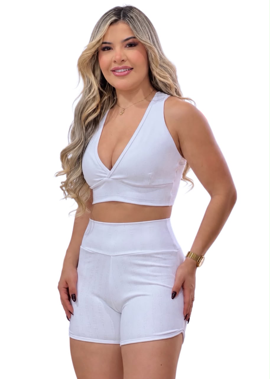 Top nadador decote V branco risca de giz com short da mesma linha, em fundo branco