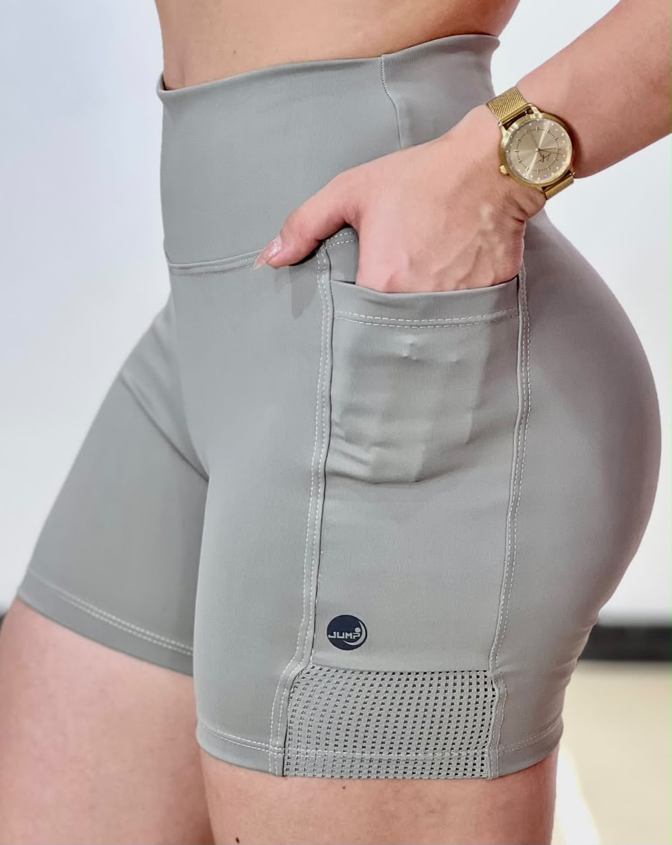 Short Cintura Alta Cinza Fendi com Bolso e Tela Perfurada, detalhe do bolso lateral e da tela perfurada