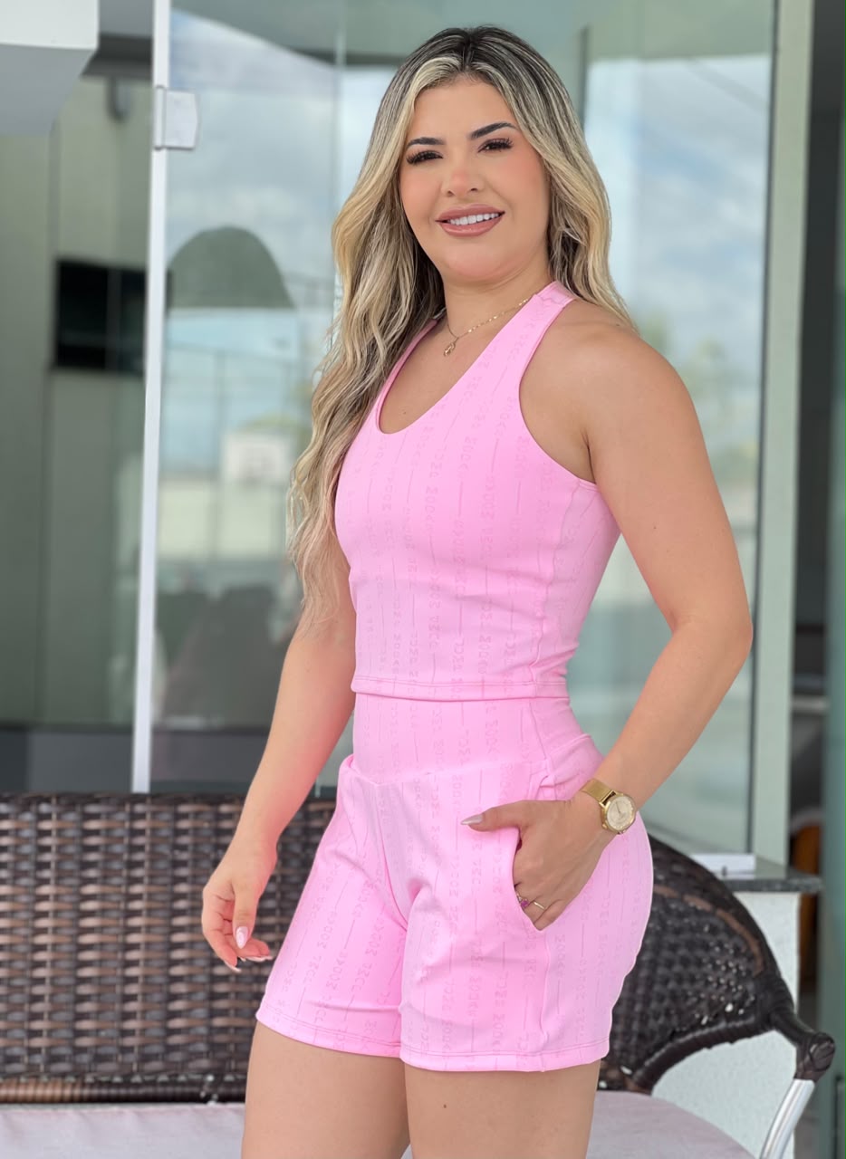 Short canelado rosa de cintura alta na modelo — Jump Modas, moda fitness em Belém-PA