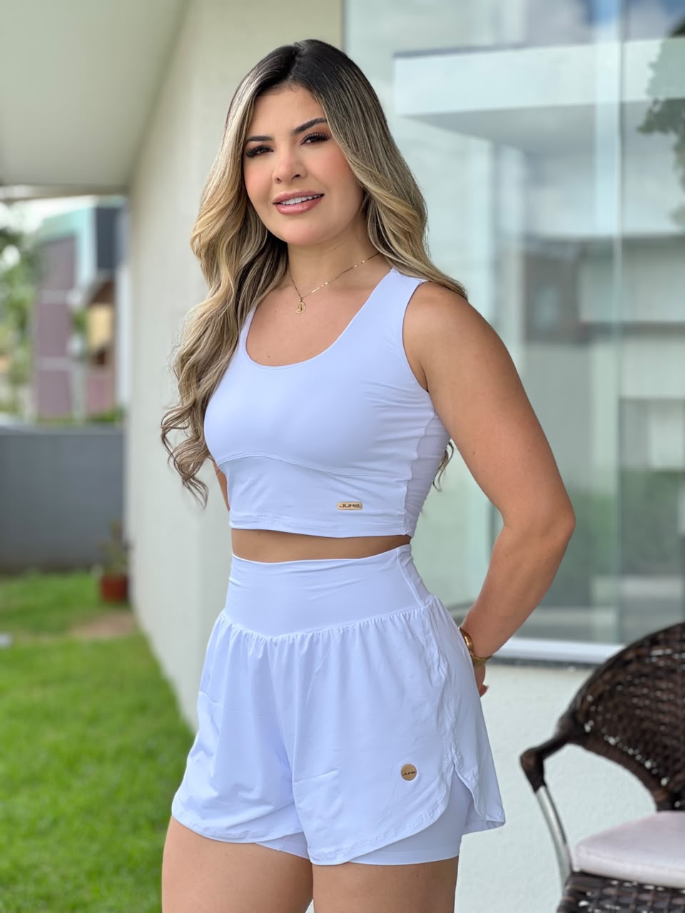 Short Duo branco de cintura alta na modelo — Jump Modas, moda fitness em Belém-PA