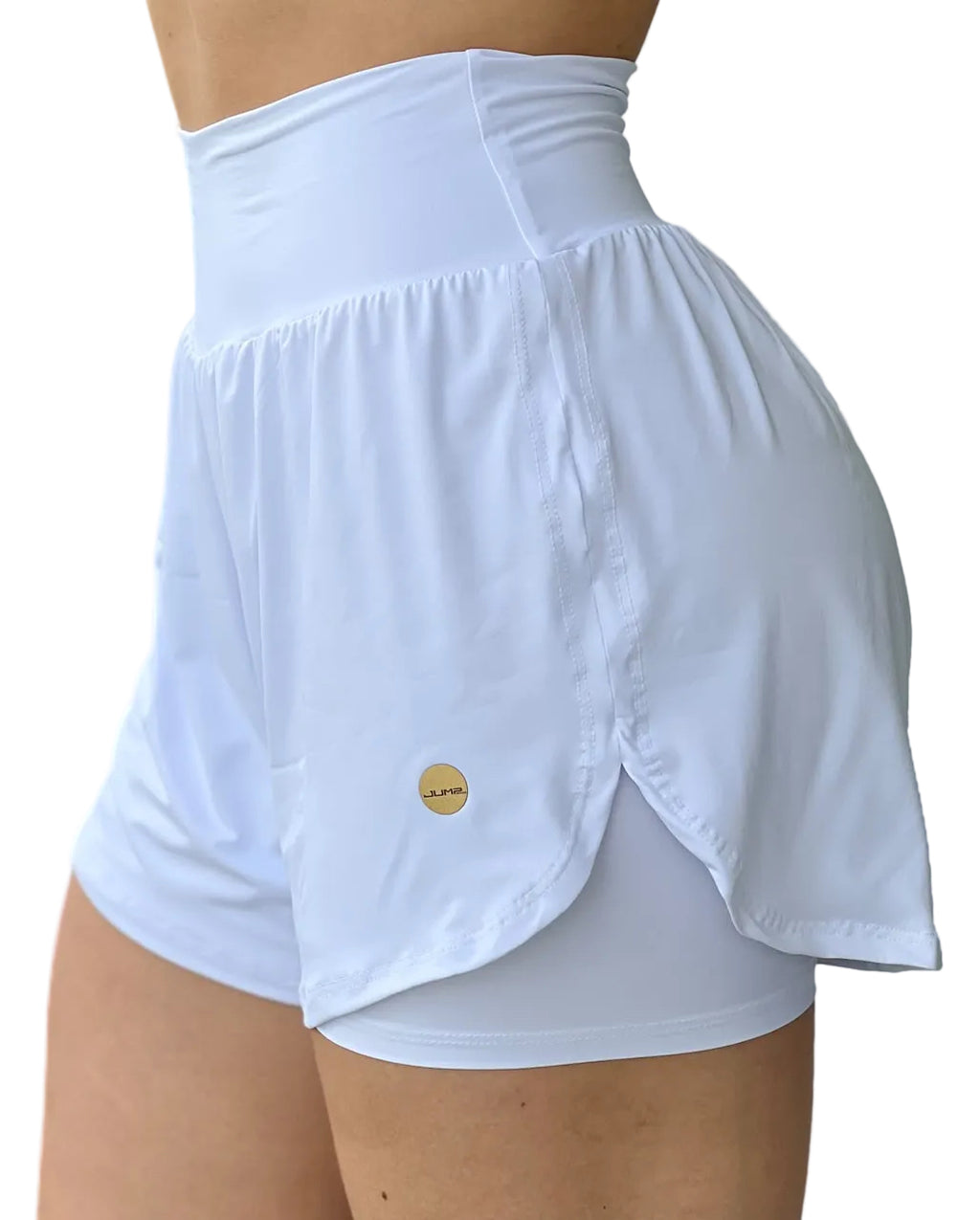 Detalhe da fenda do Short Duo branco, com o ciclista interno à mostra — Jump Modas