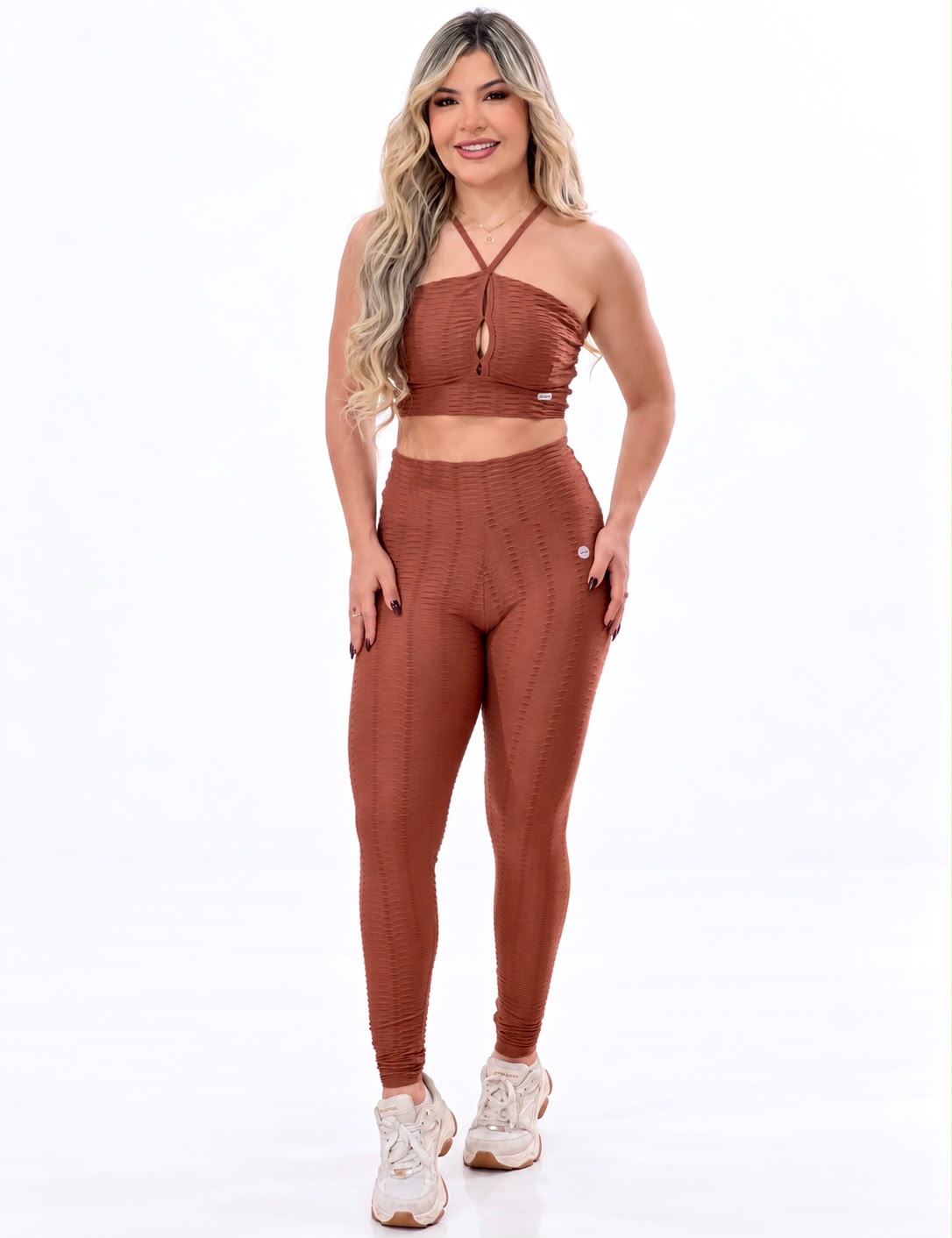 Top Frente Única Terracota Texturizado 3D usado com legging do mesmo tecido