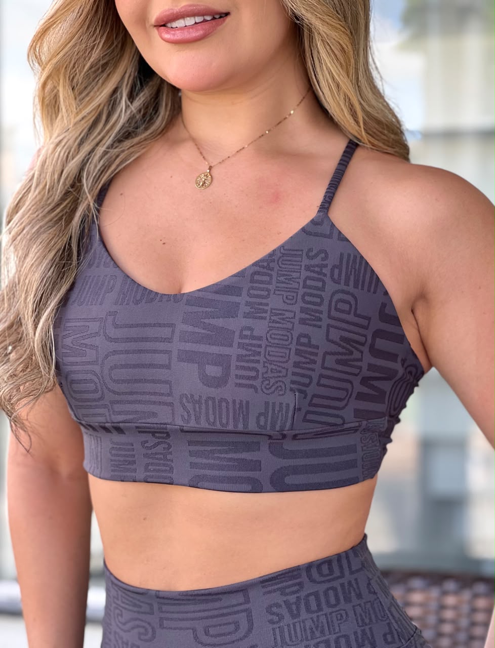 Top Alças Finas Cinza Chumbo Logo All-Over Jump Modas - detalhe do logo em relevo
