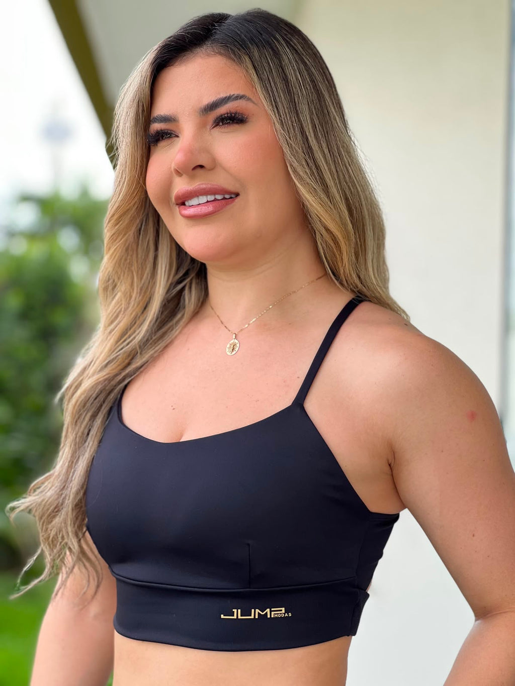Top Alças Finas Preto Jump Modas - detalhe frontal com logo dourado