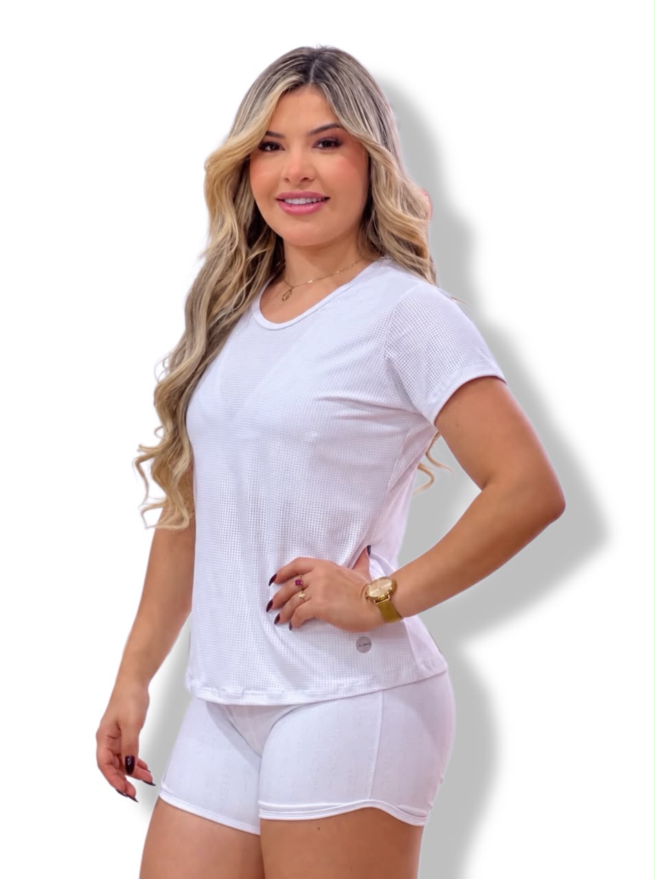 Camiseta Feminina Branca em Tela Perfurada em fundo branco, vista de frente