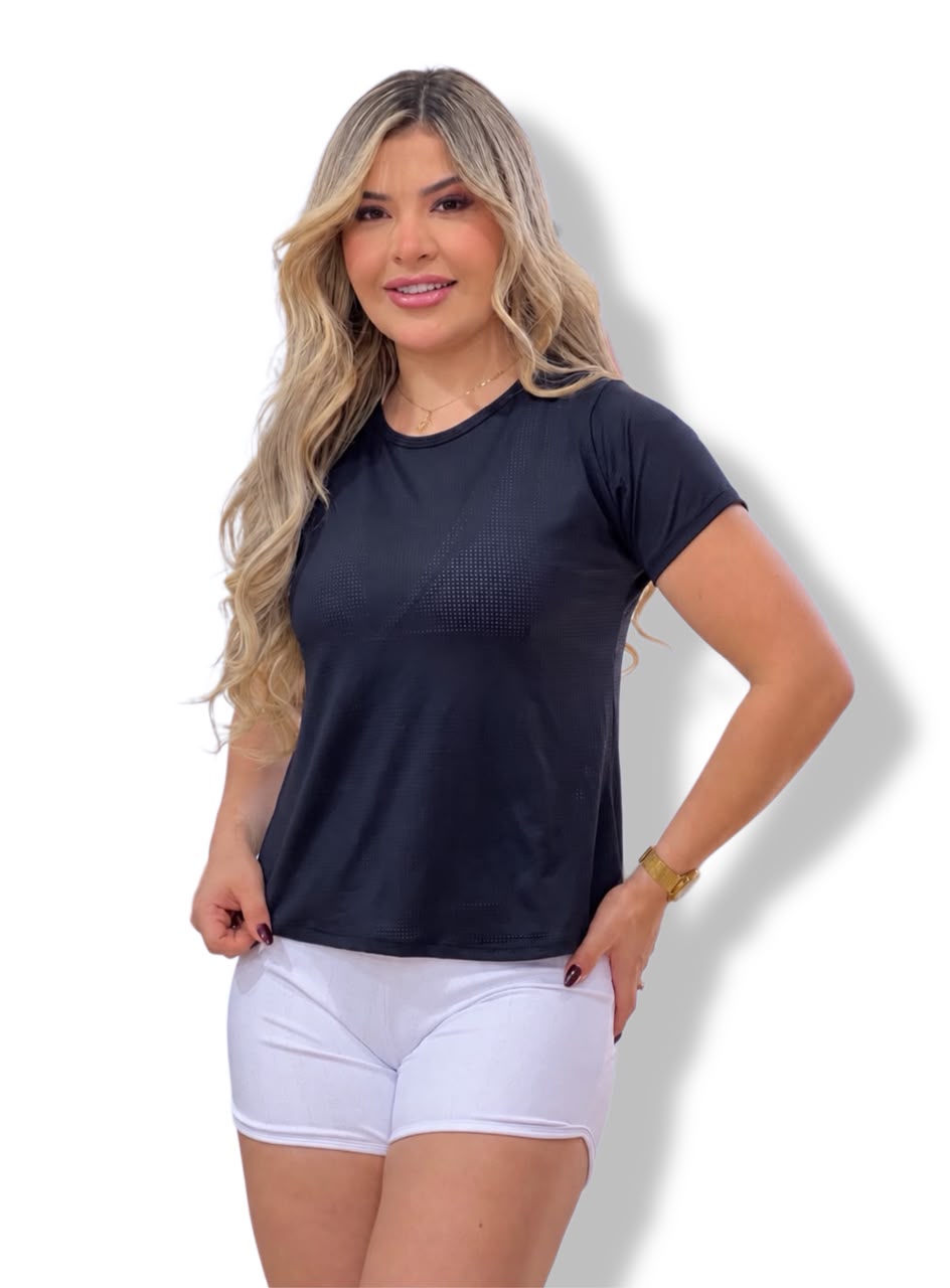 Camiseta Feminina Preta em Tela Perfurada em fundo branco, vista de frente