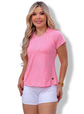 Camiseta Feminina Rosa em Tela Perfurada em fundo branco, vista de frente