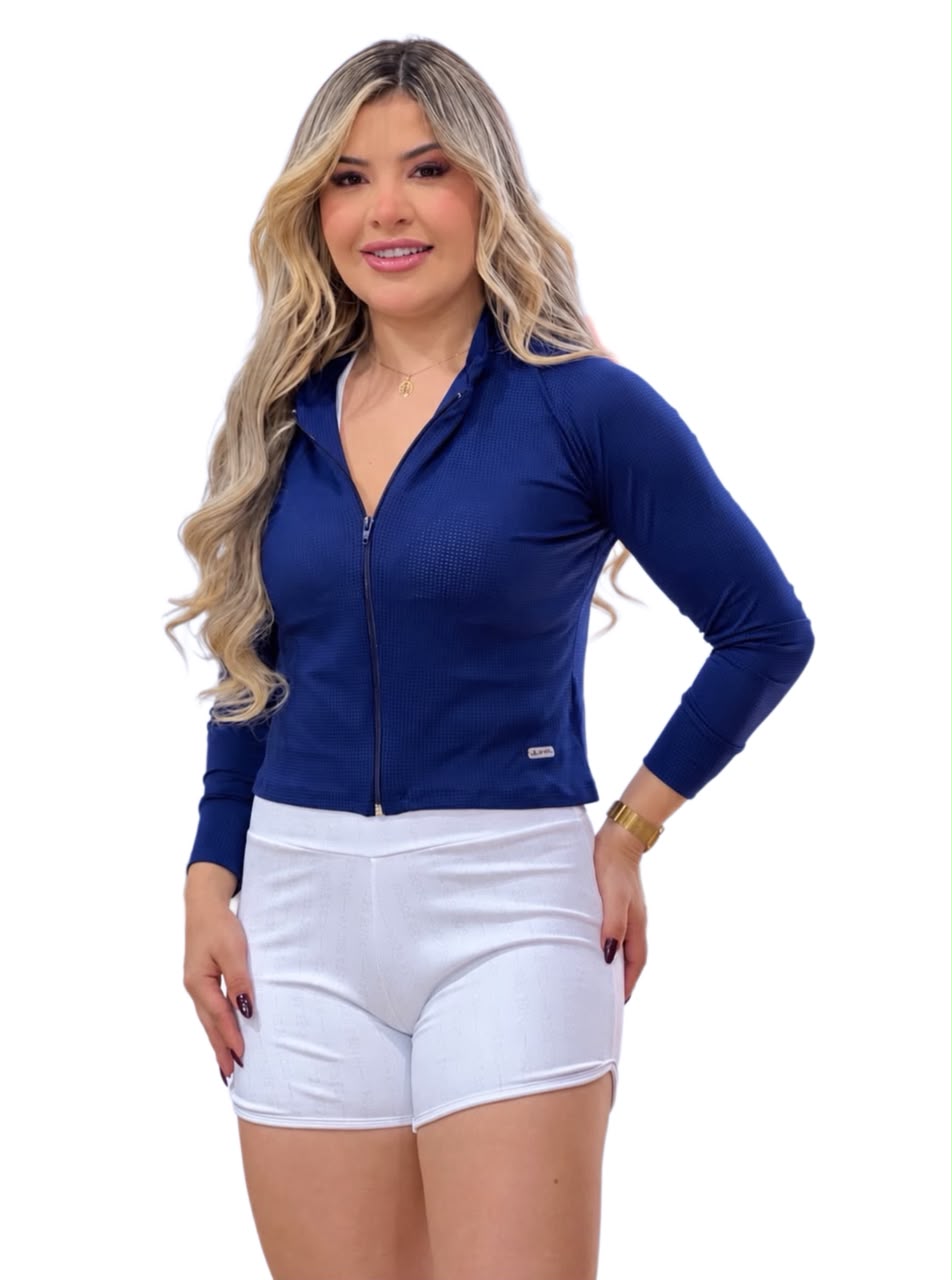 Casaco Fitness Cropped Azul Marinho em Tela Perfurada em fundo branco, visto de frente