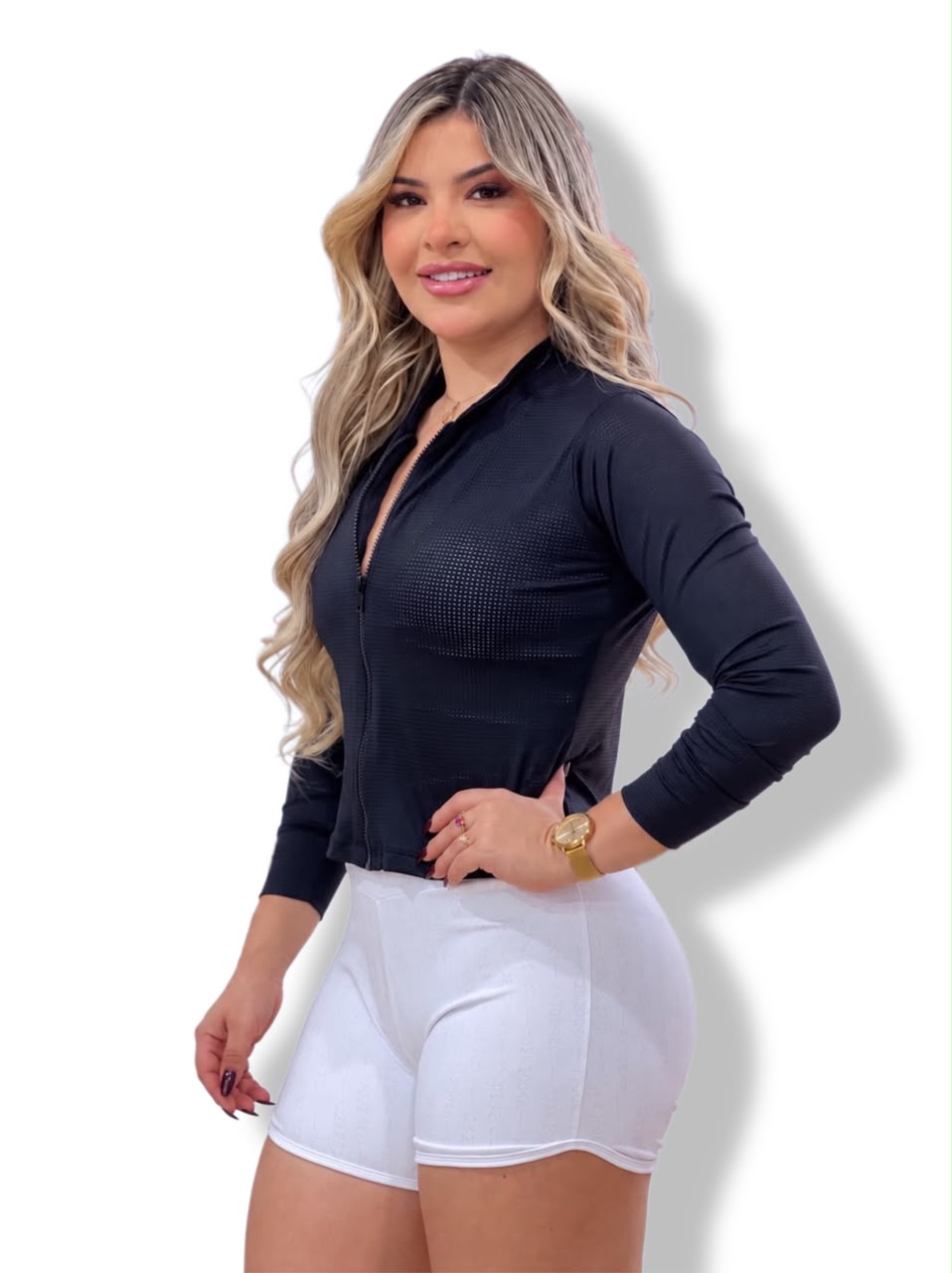 Casaco Fitness Cropped Preto em Tela Perfurada em fundo branco, visto de frente