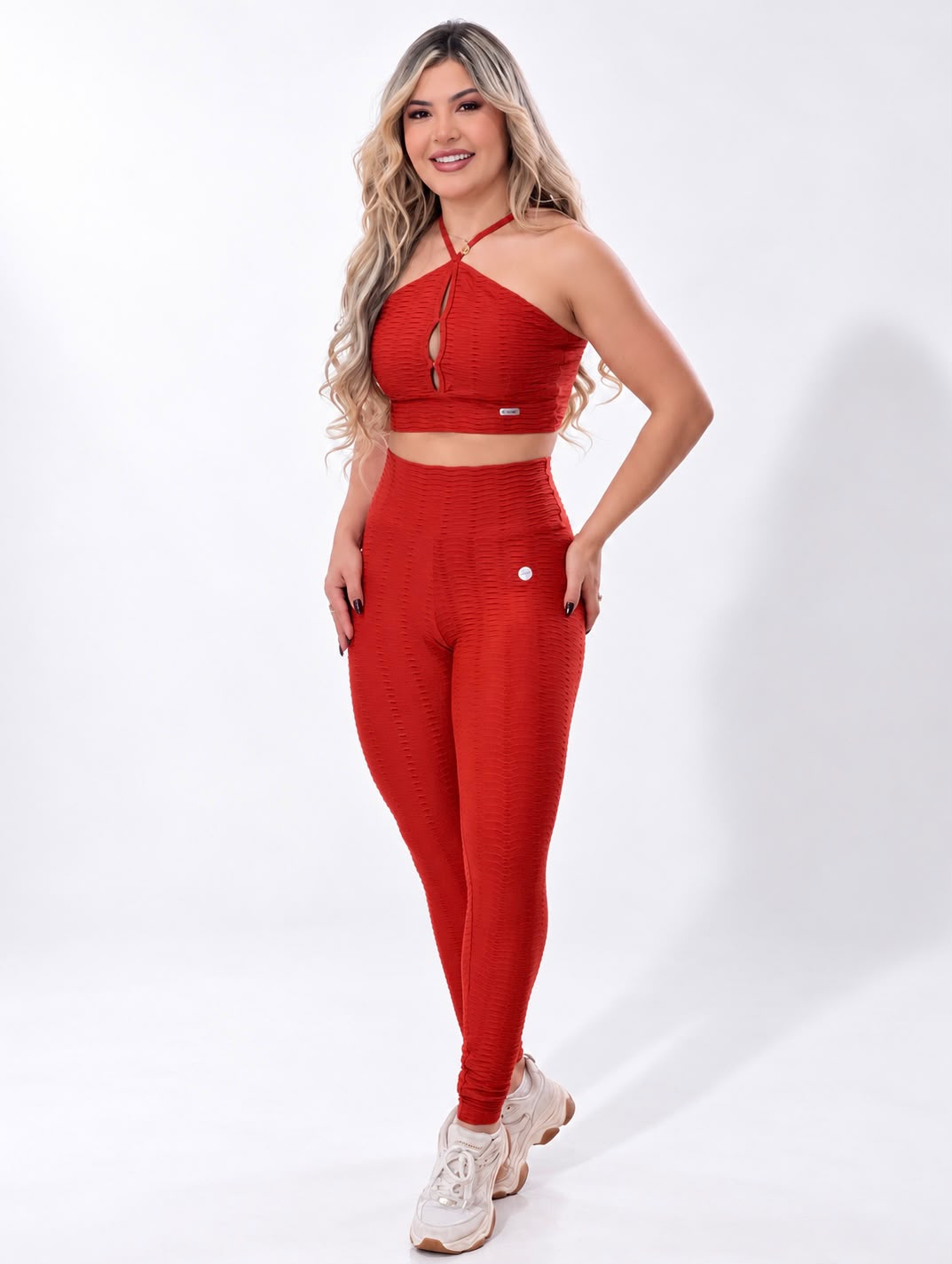 Legging Cintura Alta Vermelha Texturizado 3D vista de frente com top do mesmo tecido