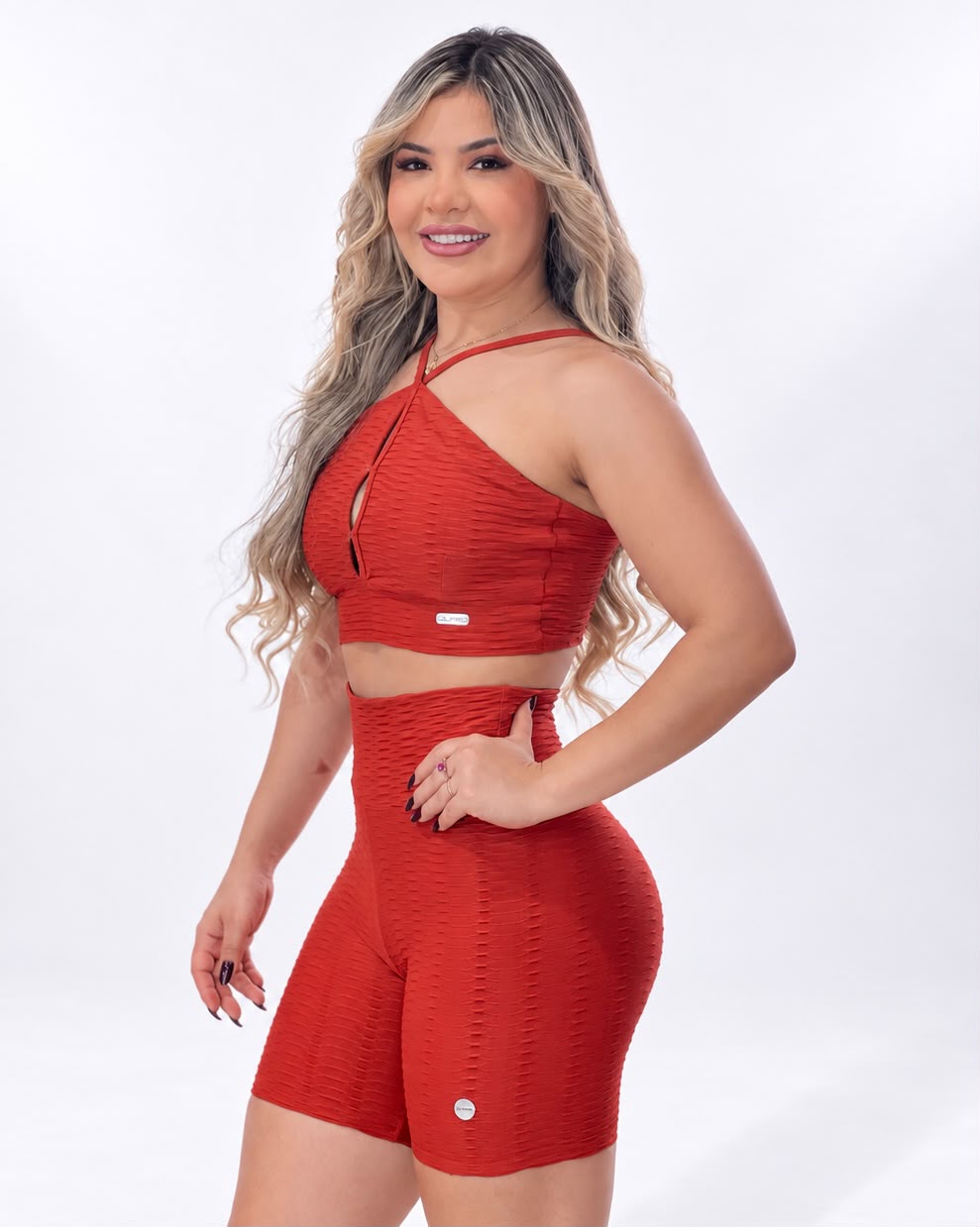 Short Cintura Alta Vermelho Texturizado 3D em vista lateral